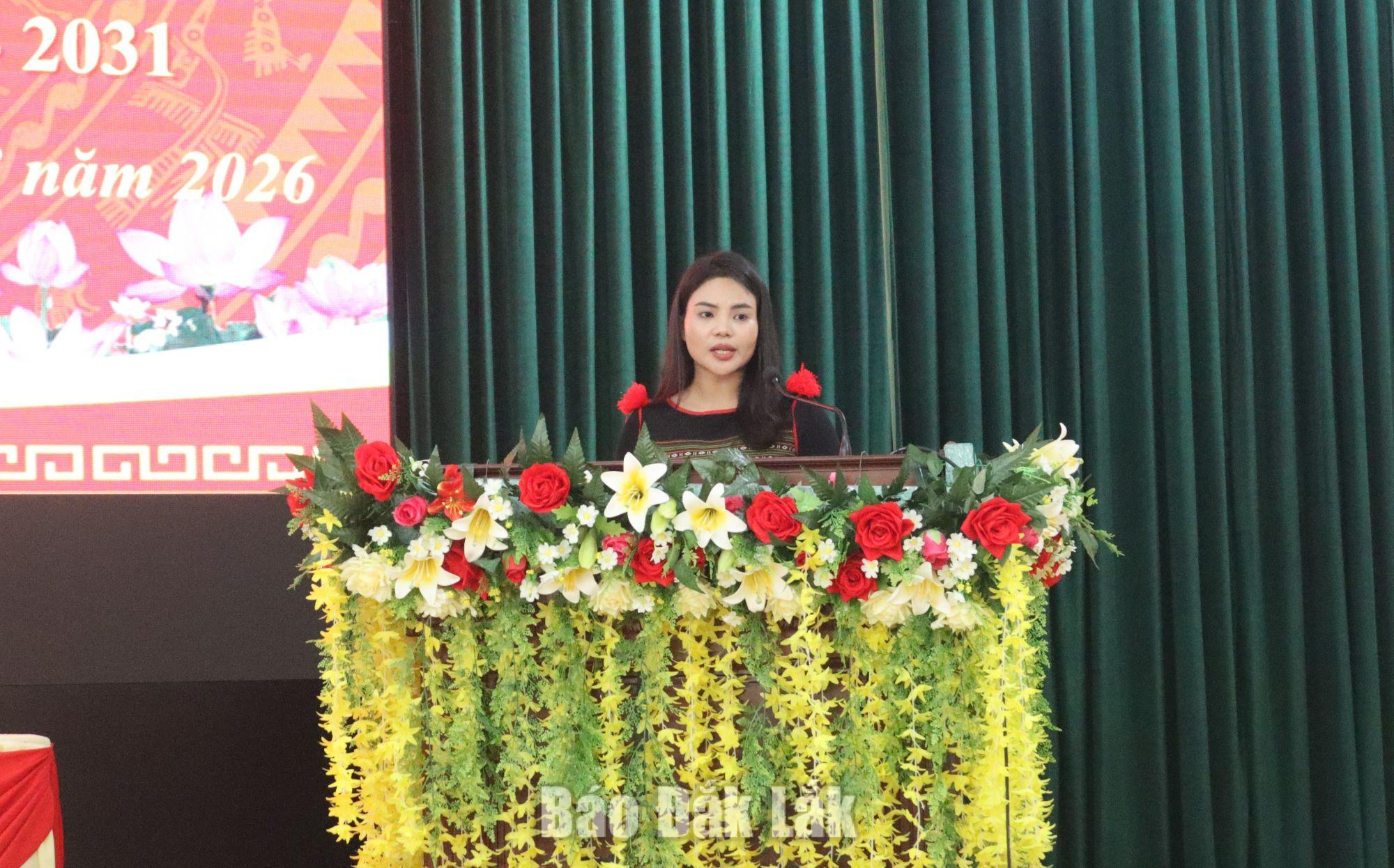 Ứng cử viên H Niăp Niê, phóng viên, biên tập viên phòng Phát thanh, Truyền hình, Trung tâm Phát hành phim và Chiếu bóng, Sở Văn hóa, Thể thao và Du lịch tỉnh Đắk Lắk trình bày chương trình hành động.