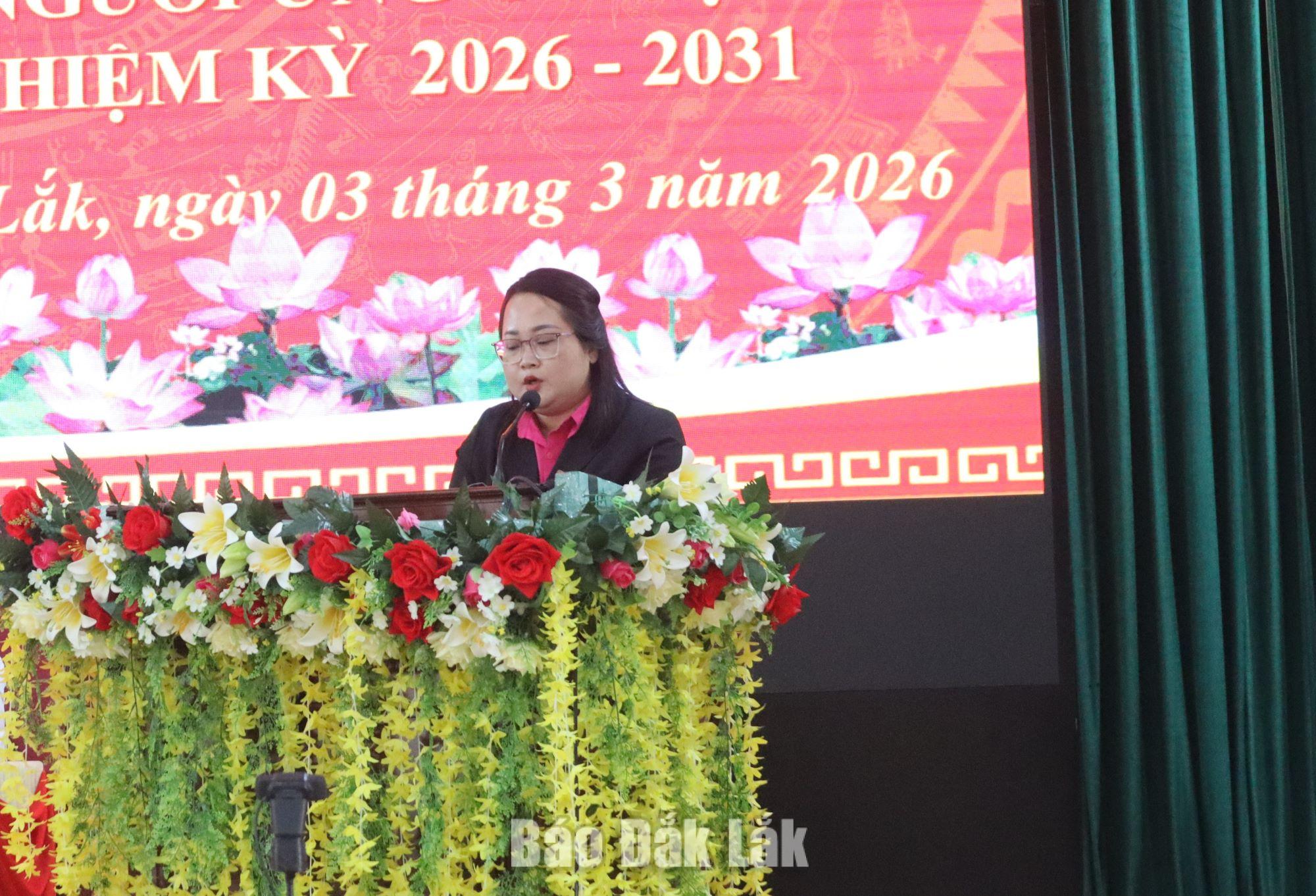 Ứng cử viên Lê Thị Ngọc Sương, Phó Trưởng ban Công tác Công Đoàn, cơ quan Ủy ban MTTQ Việt Nam tỉnh Đắk Lắk nêu chương trình hành động tại hội nghị.