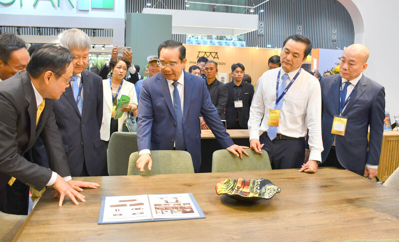 Lãnh đạo TP. Hồ Chí Minh, Cục trưởng Cục Xúc tiến thương mại (Bộ Công Thương) và các đại biểu tham quan gian hàng triển lãm tại sự kiện. Ảnh: Minh Khuê.