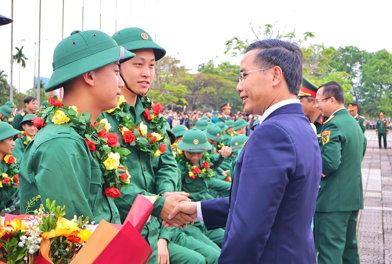 Chủ tịch UBND TP. Đà Nẵng thăm hỏi, động viên các tân binh. Ảnh: Diễm Phúc