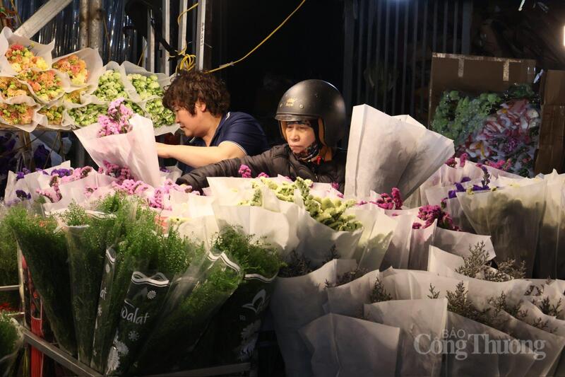 Hà Nội: Chợ hoa Quảng An nhộn nhịp, giá tăng cao dịp 8/3 - 11