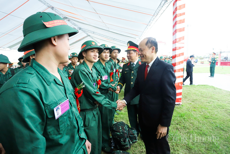 Lãnh đạo UBND tỉnh Hà Tĩnh động viên tân binh tham gia nghĩa vụ công dân.