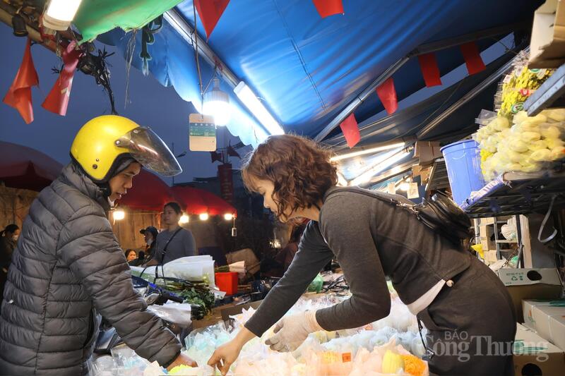 Hà Nội: Chợ hoa Quảng An nhộn nhịp, giá tăng cao dịp 8/3 - 5