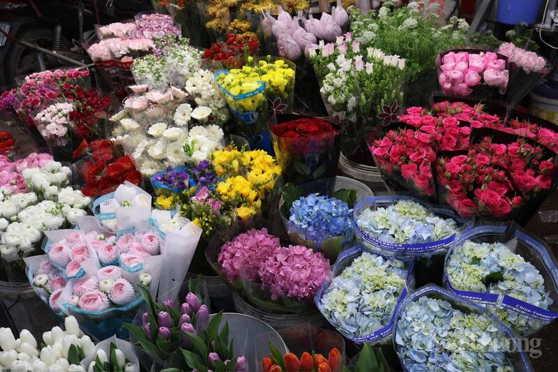Các loại hoa được ưa thích như mao lương (65.000 đồng/bó), phi yến trắng (70.000 đồng/bó) và lan tiên (52.000 đồng/bó).