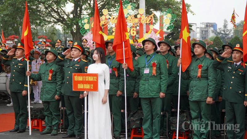 Khi các tân binh khoác lên mình màu áo lính, đó là một dấu mốc đặc biệt của tuổi trẻ. Ảnh: Minh Trang