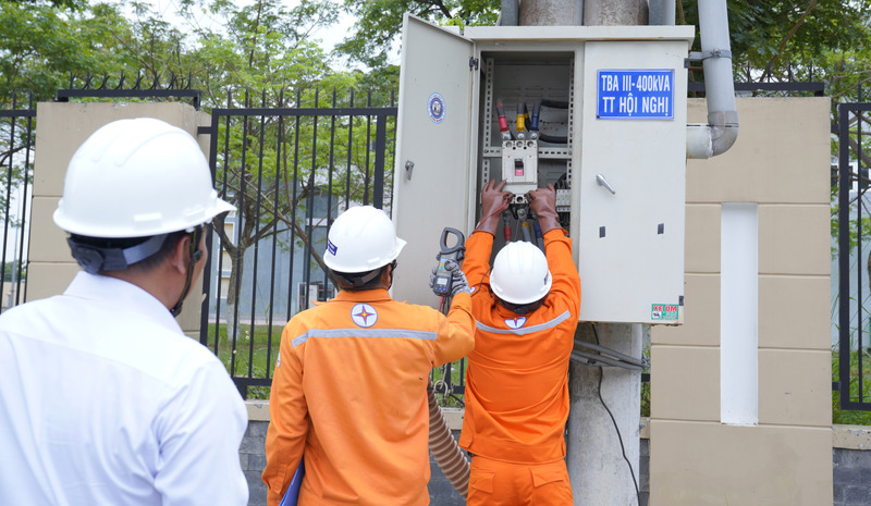 Nhân viên ngành điện tiến hành kiểm tra tủ điện để vận hành an toàn. Ảnh: Minh Khuê.
