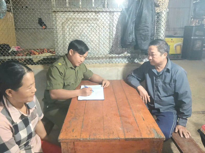 Đoàn viên Sùng A Lử trong một lần đi hướng dẫn tuyên truyền pháp luật. Ảnh: Thu Thủy