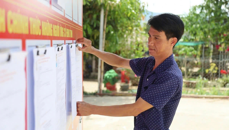 Các ngư dân ở Lý Sơn sắp xếp thời gian hợp lý để tham gia bầu cử, lựa chọn những đại biểu xứng đáng, đại diện cho ý chí và nguyện vọng của nhân dân. Ảnh: Nguyễn Dương