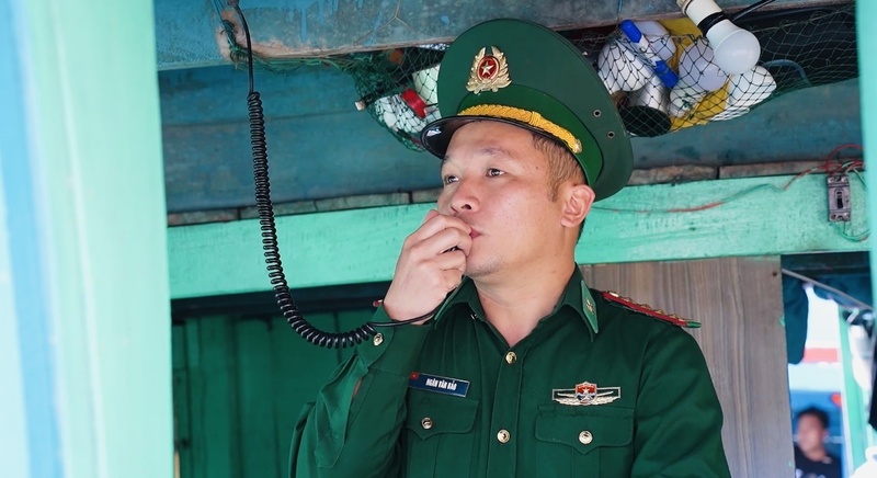 Lực lượng biên phòng dùng Icom để liên lạc thường xuyên với các tàu đang hoạt động trên biển, thông tin về thời gian bầu cử được truyền tải liên tục, giúp ngư dân kịp thời nắm bắt và chủ động điều chỉnh hành trình. Ảnh: Nguyễn Dương