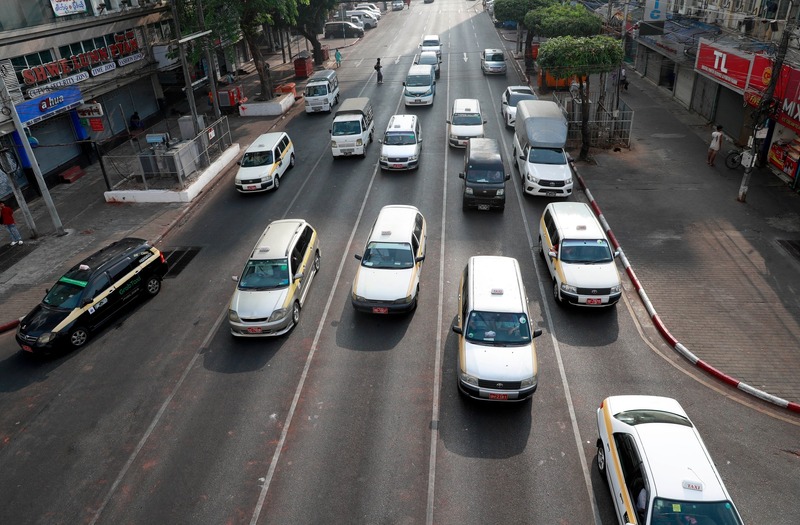 Các phương tiện lưu thông trên đường tại Yangon (Myanmar) ngày 7/3 trong bối cảnh nước này áp dụng quy định lưu thông theo ngày chẵn - lẻ, theo đó phương tiện mang biển số lẻ chỉ được hoạt động vào ngày lẻ và phương tiện mang biển số chẵn chỉ được lưu thông vào ngày chẵn. Ảnh: EPA