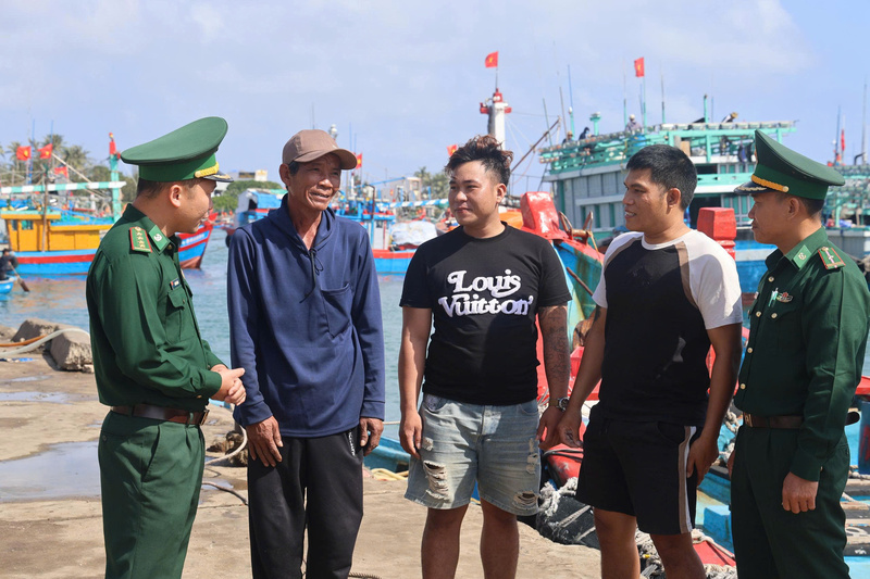 Lực lượng Bộ đội Biên phòng tại Lý Sơn đã triển khai nhiều hình thức tuyên truyền phù hợp với đời sống ngư dân. Ảnh: Nguyễn Dương