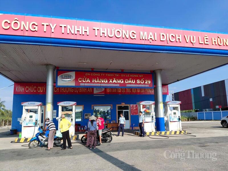 Lực lượng quản lý thị trường Cà Mau kiếm tra hoạt động kinh doanh tại cây xăng.