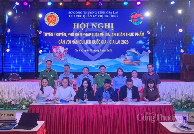 Các doanh nghiệp hoạt động sản xuất, kinh doanh dịch vụ phục vụ du lịch trên địa bàn đã ký cam kết chấp hành pháp luật với lực lượng Quản lý thị trường.