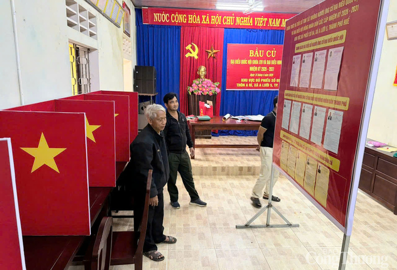 Khu vực bỏ phiếu được hoàn thành những khâu cuối cùng