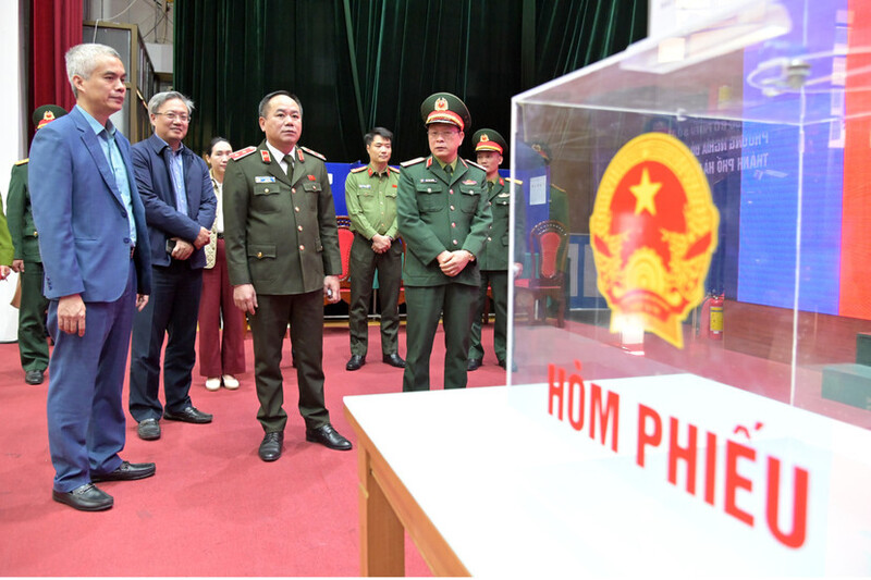 Trung tướng Nguyễn Thanh Tùng, Giám đốc Công an TP. Hà Nội kiểm tra công tác chuẩn bị tại các điểm bỏ phiếu. Ảnh: Công an Hà Nội