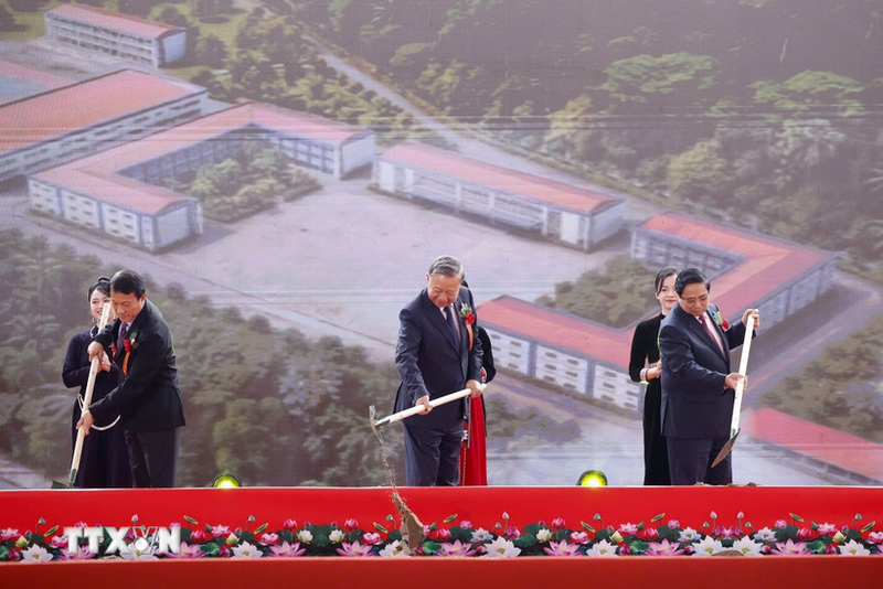 Tổng Bí thư Tô Lâm, Thủ tướng Phạm Minh Chính và các đại biểu thực hiện nghi thức khởi công, động thổ đồng loạt các trường nội trú liên cấp biên giới. Ảnh: Thống Nhất/TTXVN