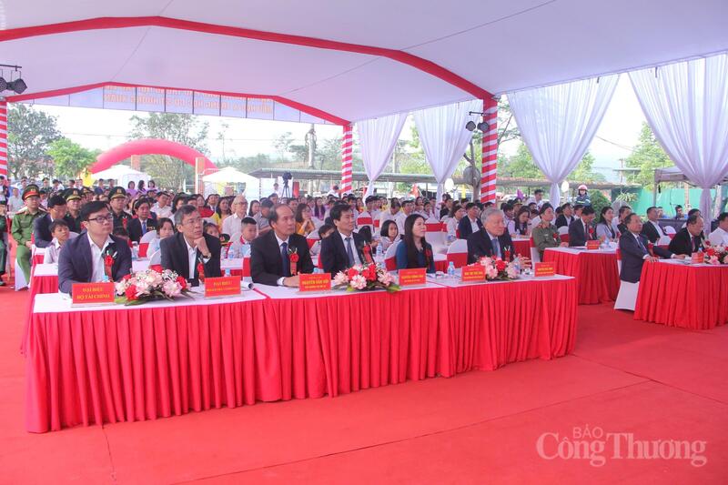 Phó Thủ tướng Thường trực Chính phủ Nguyễn Hòa Bình tham dự lễ khởi công dự án Trường Phổ thông nội trú liên cấp TH&THCS Hương Xuân. Ảnh: Trọng Tùng