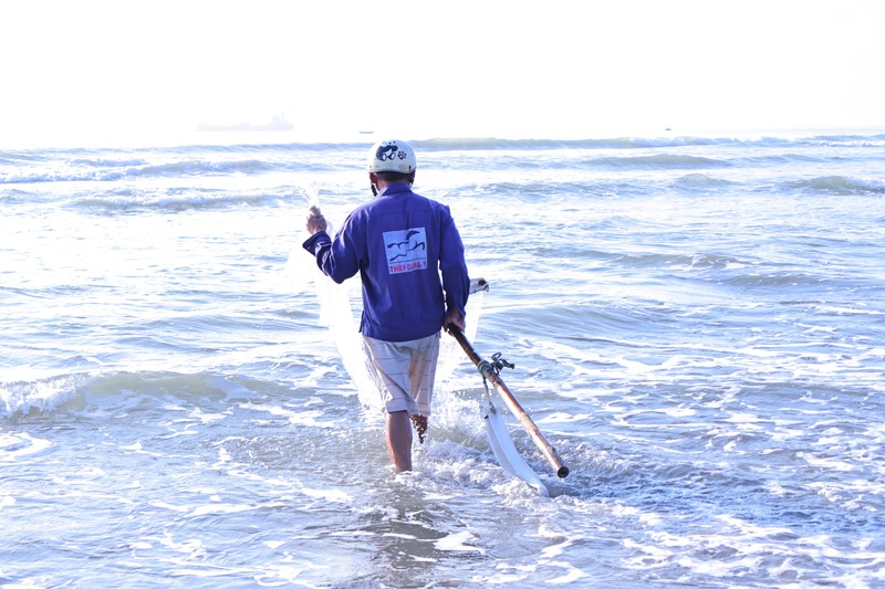 Người dân Đà Nẵng phải đi cào ốc lễ từ tờ mờ sáng. Ảnh Diễm Phúc