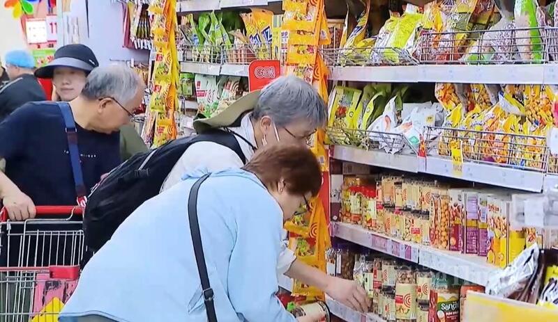 Người dân lựa chọn mua những đồ thiết yếu để tiết kiệm chi phí tiêu dùng.