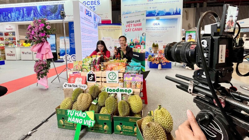 Sự bùng nổ của livestream bán hàng. Ảnh minh hoạ