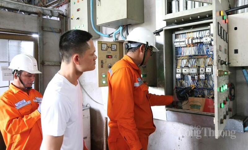 Nhân viên ngành điện hỗ trợ doanh nghiệp kiểm tra hệ thống năng lượng mặt trời mái nhà.