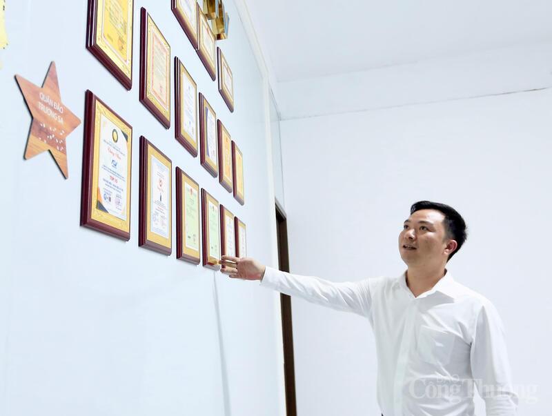 Là một trong những gương mặt đoàn viên trẻ tiêu biểu tỉnh Thanh Hoá, anh Nguyễn Hữu Thế luôn phấn đấu và đưa ra những giải pháp công nghệ phục vụ cộng đồng. Ảnh: Ngô Nhung