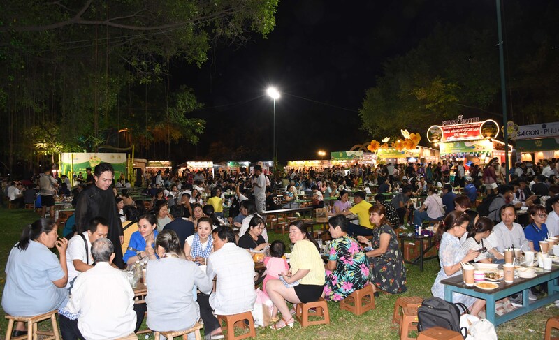 Rất đông người dân, du khách thưởng thức món ngon ba miền tại Lễ hội Văn hóa ẩm thực, món ngon Saigontourist Group 2026. Ảnh: Minh Khuê.