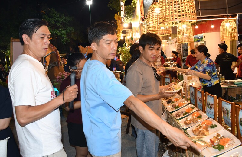 Thực khách thoải mái lựa chọn các món ngon trong không gian của lễ hội. Ảnh: Minh Khuê.