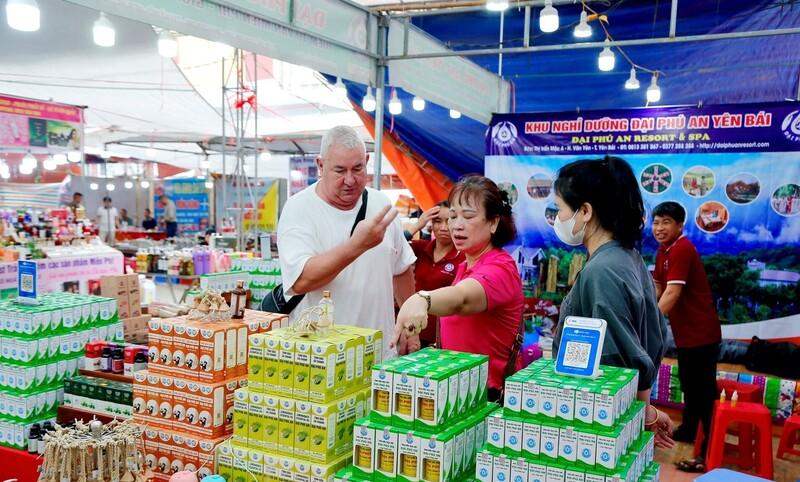 Hội chợ thương mại, du lịch, thủy sản Cát Bà 2026 thu hút đông đảo nhân dân và du khách. Ảnh: Hoàng Phước