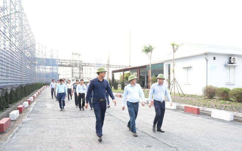 Tổng giám đốc Tập đoàn Vũ Anh Tuấn và đoàn công tác kiểm tra sản xuất tại khu vực cảng Bến Cân, cảng Điền Công.