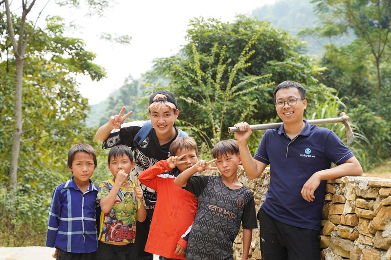 Anh Cải cùng tình nguyện viên trồng cây tại chương trình “Triệu cây xanh - Ươm mầm trên rẻo cao” năm 2023 tại  xã Văn Chấn, Lào Cai . Ảnh: NVCC