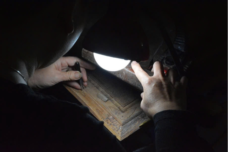 Công đoạn trong khảm trai được thực hiện bởi những người thợ lành nghề. Ảnh: Dương Thảo