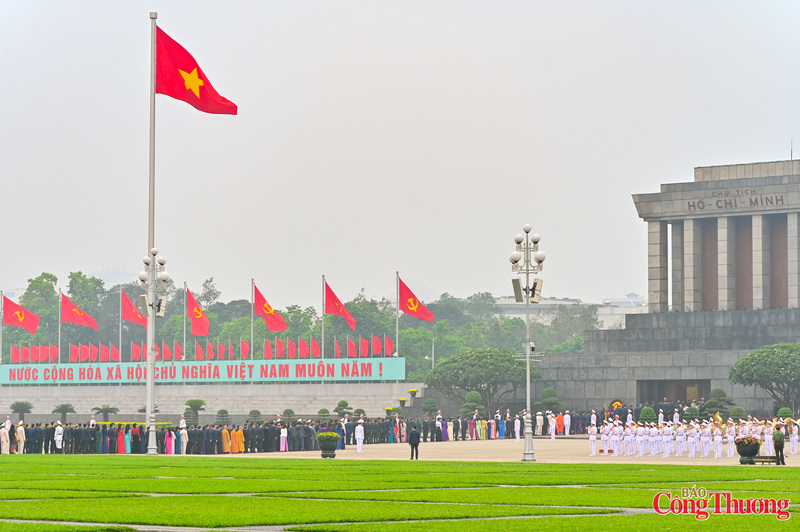 Sáng nay (6/4), trước phiên khai mạc Kỳ họp thứ Nhất, Quốc hội Khóa XVI, Đoàn đại biểu lãnh đạo Đảng, Nhà nước, Mặt trận Tổ quốc Việt Nam, các đại biểu Quốc hội đã đặt vòng hoa, vào Lăng viếng Chủ tịch Hồ Chí Minh.