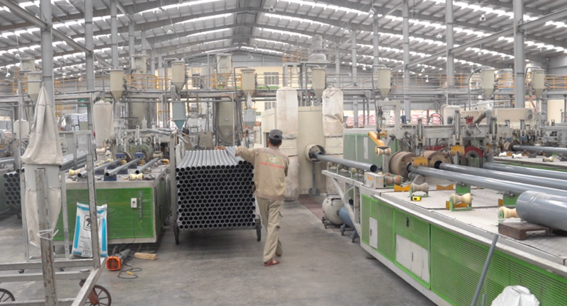 Công ty TNHH nhựa Thiếu niên Tiền phong miền Trung tiết kiệm điện và thay mới các thiết bị máy móc để giảm lượng điện tiêu thụ. Ảnh: Mai Liễu