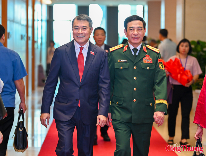 Bên hành lang nghị trường Kỳ họp thứ nhất, Quốc hội khóa XVI, các đại biểu đã trao đổi sôi nổi về nhiều nội dung quan trọng như dự án Luật Thủ đô (sửa đổi), Luật Thi đua, khen thưởng, Luật Tín ngưỡng, tôn giáo… phản ánh sự quan tâm lớn đối với việc hoàn thiện thể chế, đáp ứng yêu cầu phát triển trong giai đoạn mới.