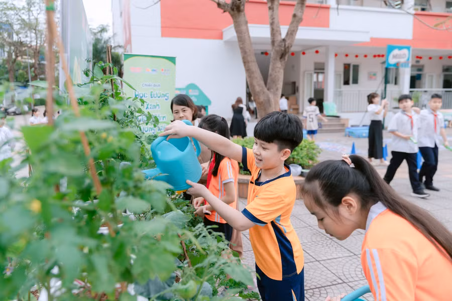 Các em học sinh trường Tiểu học Đô Thị Việt Hưng (phường Việt Hưng) định kỳ tưới nước và chăm sóc cây. th-do-thi-viet-hung.jpg