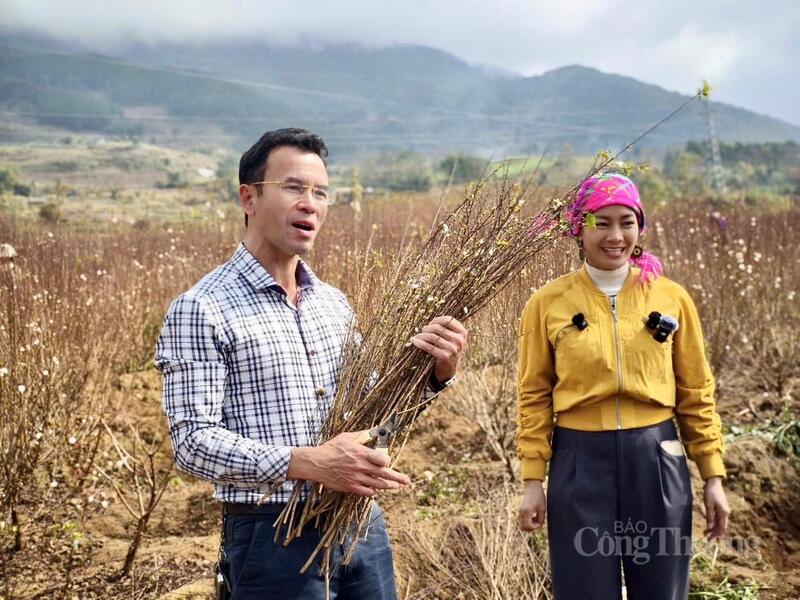 Lãnh đạo xã Bình Lư, cán bộ chuyên môn trực tiếp hướng dẫn người dân từ những thao tác đơn giản nhất như tạo tài khoản, đăng sản phẩm, đến kỹ năng livestream bán hàng.