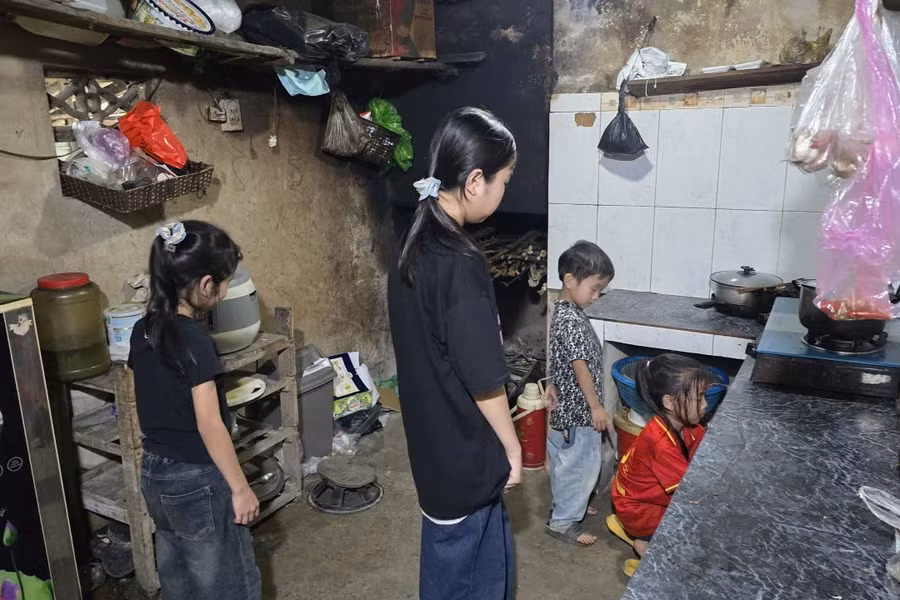 Sau những buổi đến trường, những đứa trẻ con anh Hứa phải tự lo cái ăn cho mình. 2285810629270390404-1.jpg