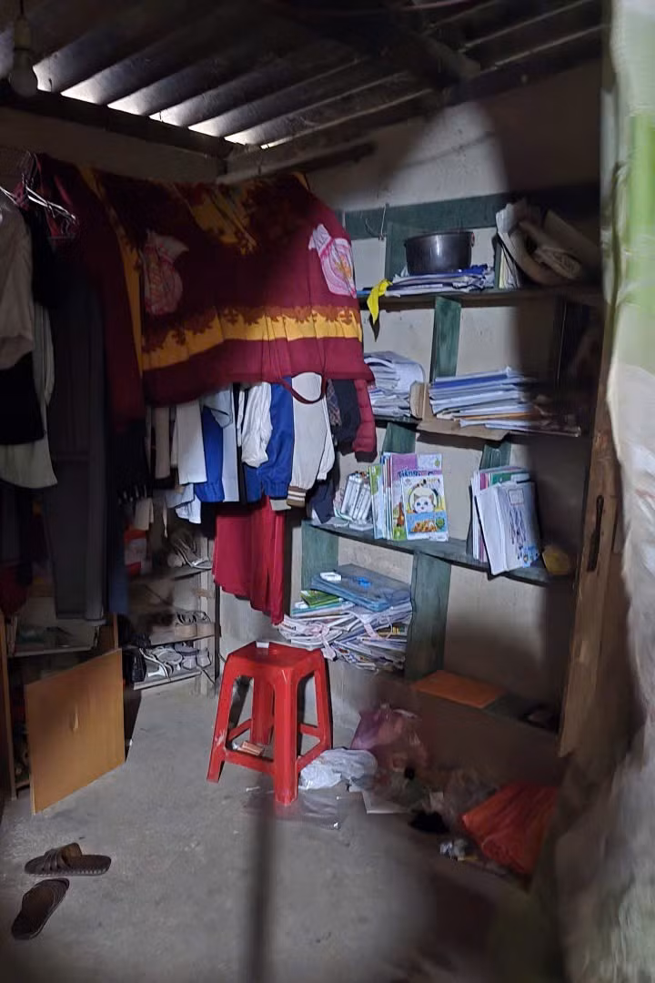 Góc học tập của 5 đứa trẻ chật chội, trời nắng thì như lò nung còn trời mưa thấm dột tứ bề. 2285810629270390404-3.jpg