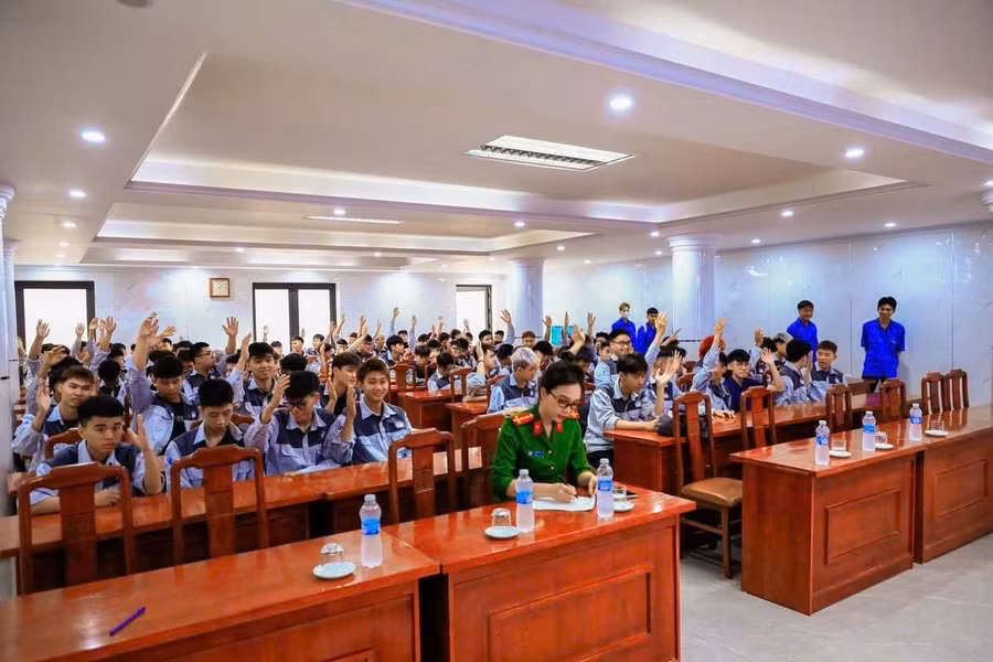 Sinh viên Trường Cao đẳng Nghề công nghiệp Hà Nội tham gia chương trình tuyên truyền phòng chống tác hại thuốc lá điện tử. thuoc-la-1.jpg