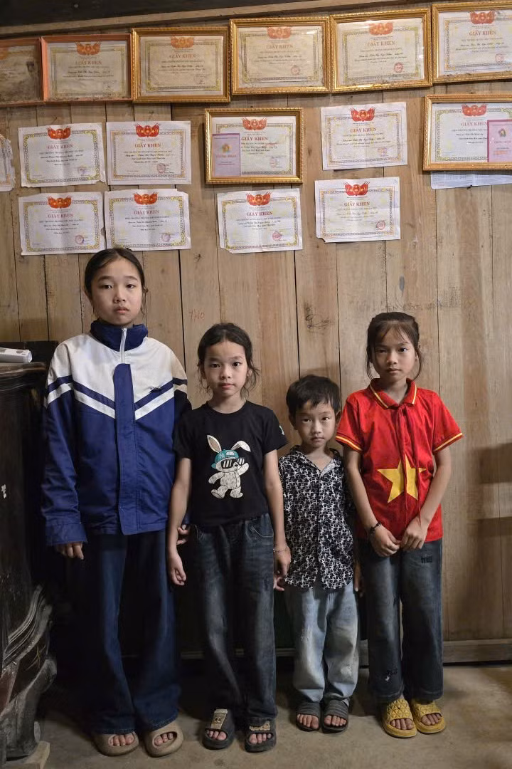 Cuộc sống thiếu thốn đủ bề, những đứa con của anh Hứa luôn nỗ lực học tập nhưng rồi đây không biết các cháu có thể tiếp tục thực hiện được ước mơ của mình khi gia cảnh quá đỗi khó khăn. 1856110472755313138.jpg