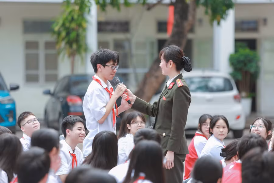 Học sinh Trường THCS Sài Đồng trả lời câu hỏi của cán bộ Công an về phòng tránh thuốc lá điện tử.