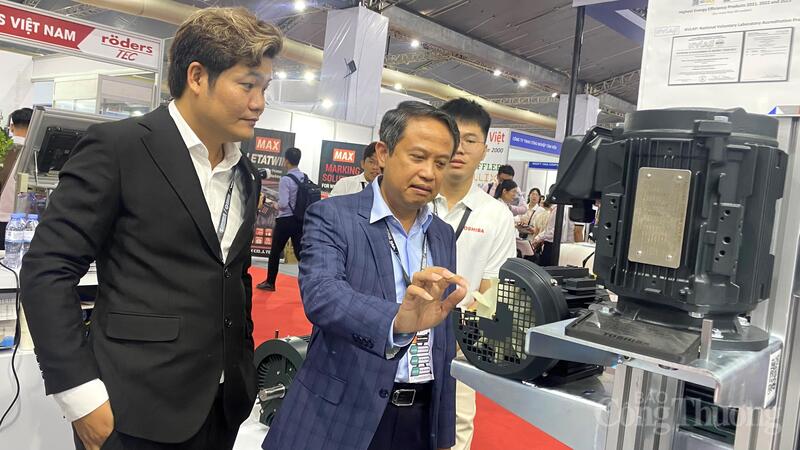 Lãnh đạo Sở Công Thương Hải Phòng tham quan các gian hàng tại triển lãm.