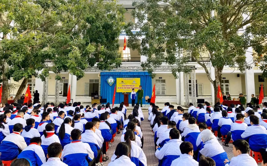 Học sinh Trường THCS Nam Ngạn tham gia buổi tuyên truyền phòng chống tác hại của thuốc lá và thuốc lá điện tử. Ảnh: NTCC