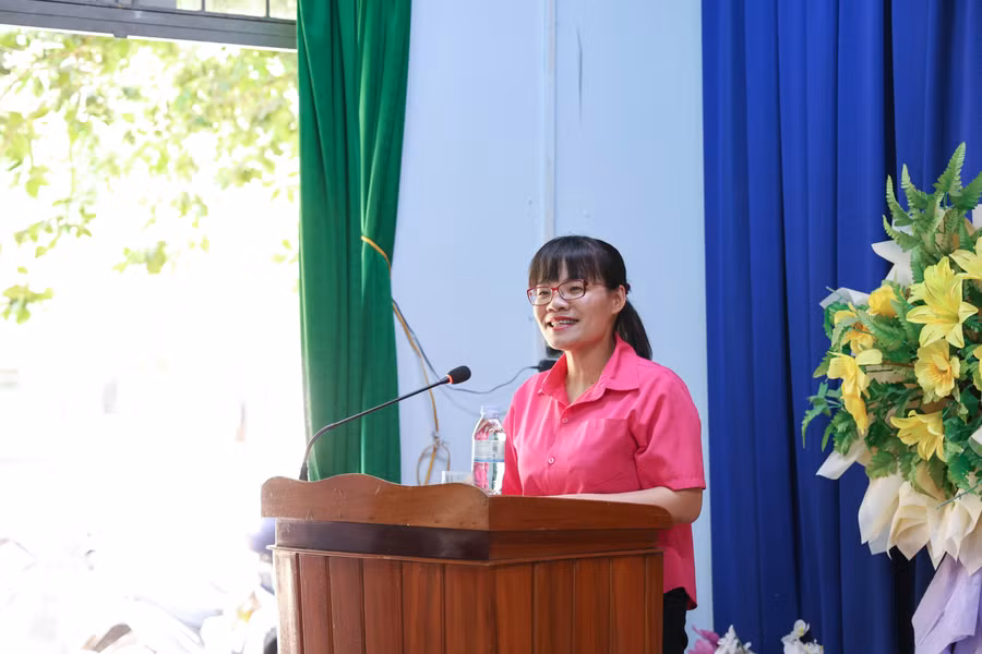 Bà Trần Hồng Điệp - Giám đốc Quỹ Vì Tầm Vóc Việt. 5-tran-hong-diep-giam-doc-quy-vtvv-ho-tro-nguoi-dan-tai-bien-gioi-quang-ngai.jpg