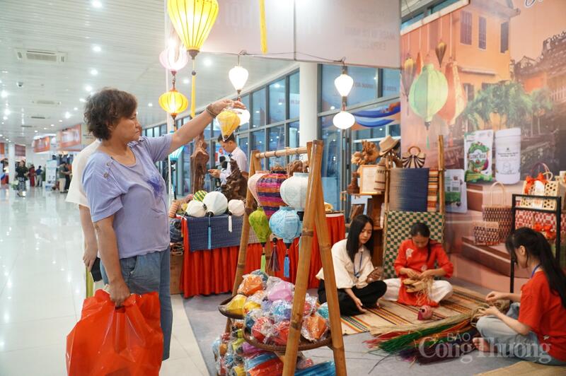 Gian hàng trưng bày, giới thiệu sản phẩm đặc trưng, tiêu biểu của phường Hội An