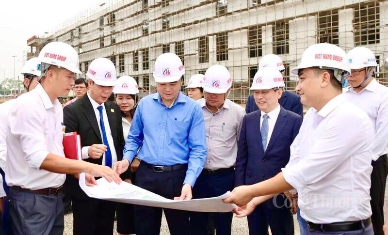 Chủ tịch UBND tỉnh Nguyễn Hoài Anh cùng đoàn công tác kiểm tra tiến độ thi công dự án Thung lũng Gốm sứ Asean Việt Nam vào sáng 20/4. Ảnh: Phong Sắc