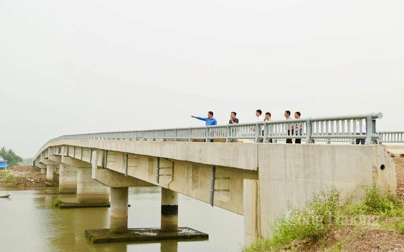 Chủ tịch UBND tỉnh Nguyễn Hoài Anh kiểm tra và chỉ đạo đẩy nhanh tiến độ thi công Dự án xây dựng cầu Ngọc Lẫm 2 tại xã Trường Giang. Ảnh: Phong Sắc