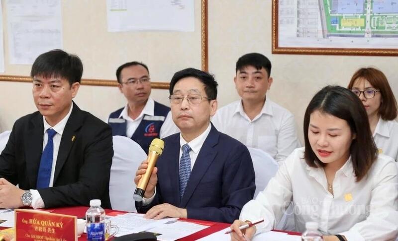 Chủ tịch HĐQT Tập đoàn Hoa Liên Hứa Quân Kỳ thông tin về tiến độ triển khai dự án. Ảnh: Phong Sắc