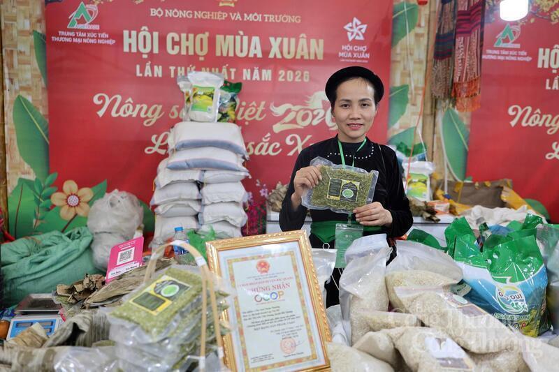 Bà Lục Thị Mỹ, Chủ tịch Hợp tác xã Cốm tươi Thơm Thương. Ảnh: Minh Trang